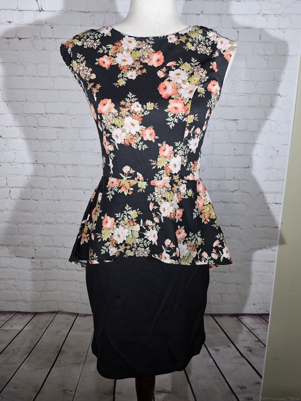 Iris Los Angeles Black Floral Peplum Dress Size L‎ Sleeveless Lace Back Party